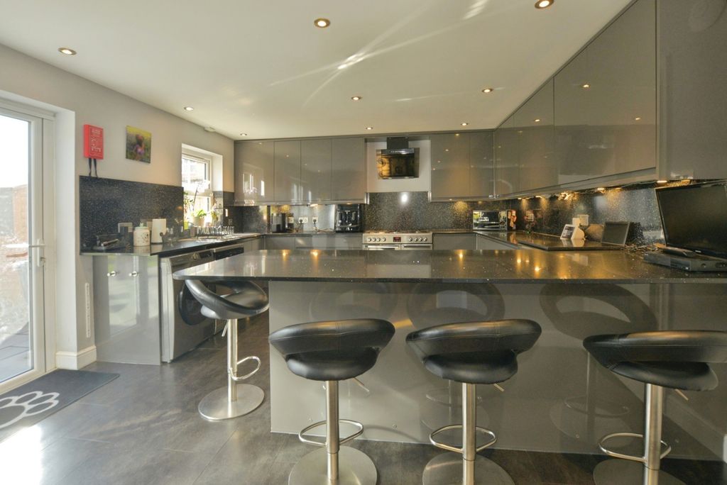 Property photo 3 of 17 Kitchen