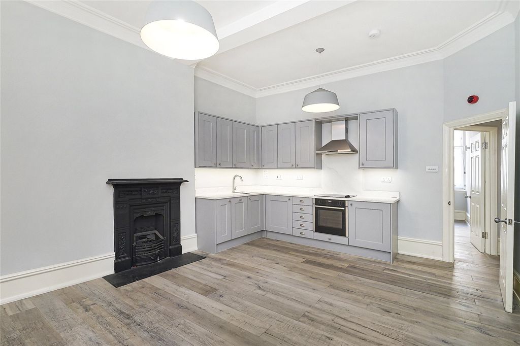 Property photo 3 of 10 Egmont House