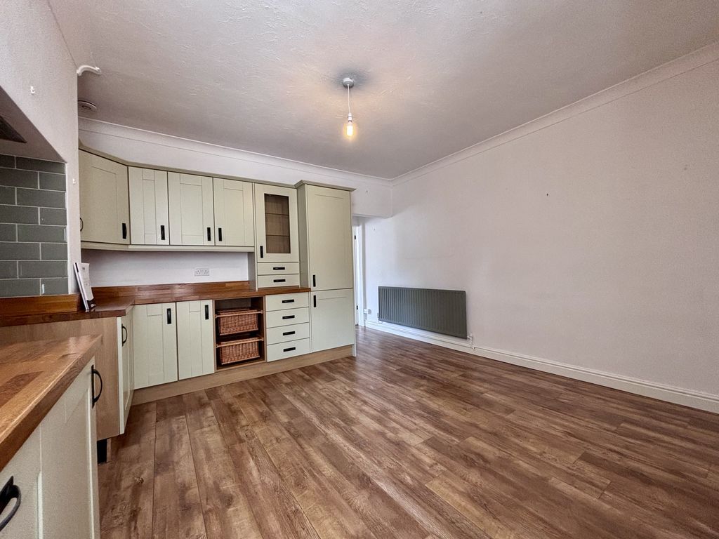 Property photo 3 of 9 Kitchen