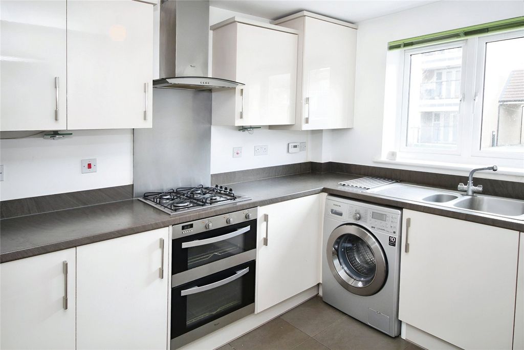 Property photo 3 of 10 Kitchen