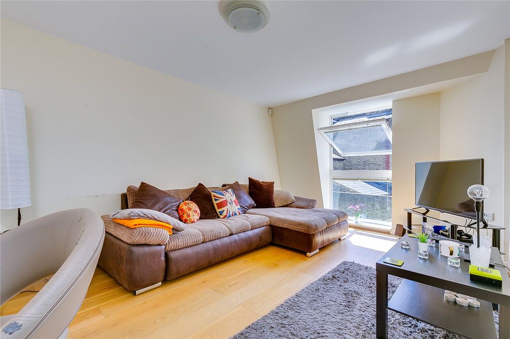 Property photo 3 of 8 Reception