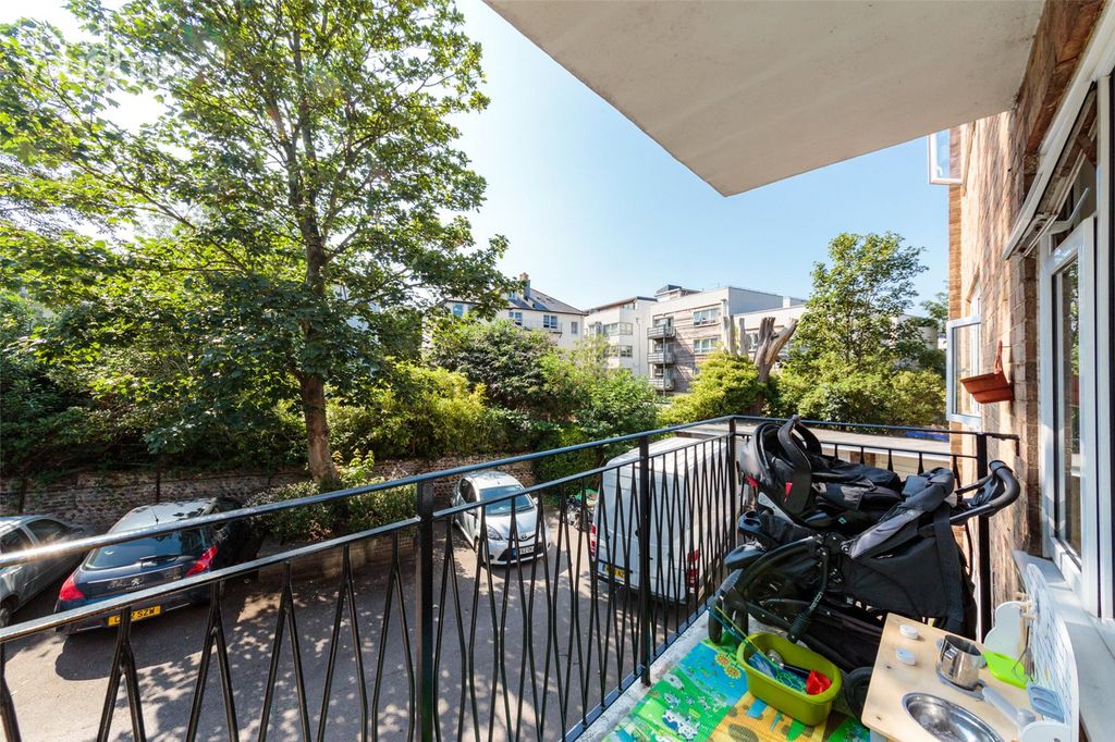 Property photo 3 of 10 Balcony