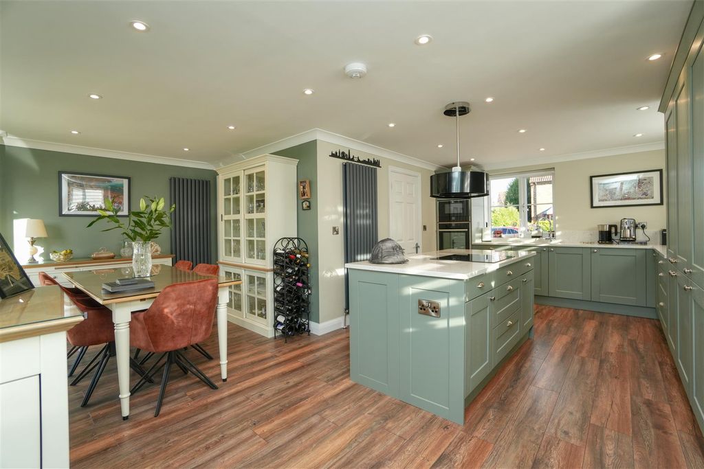 Property photo 3 of 30 Dining Kitchen