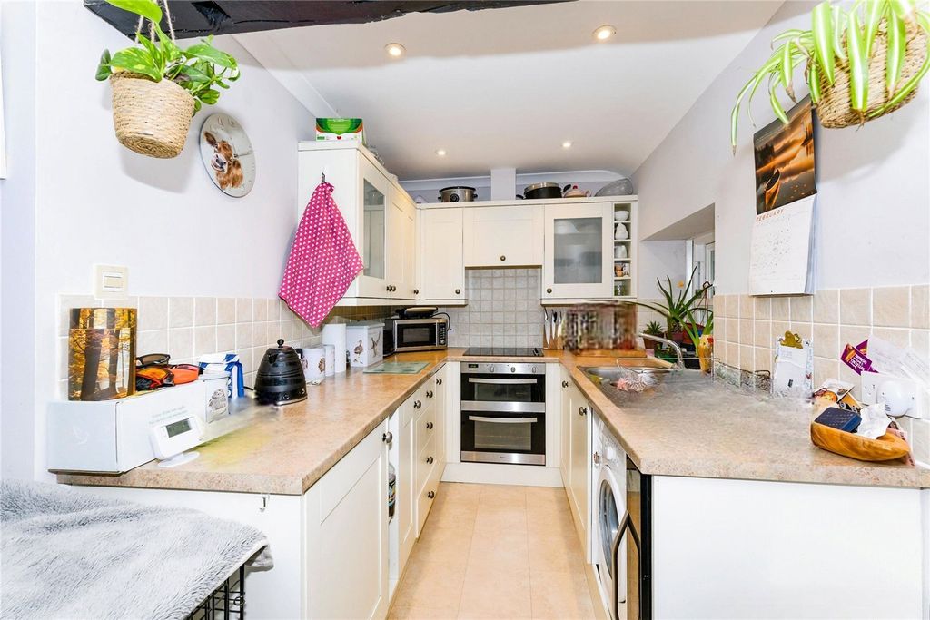 Property photo 2 of 11 Kitchen