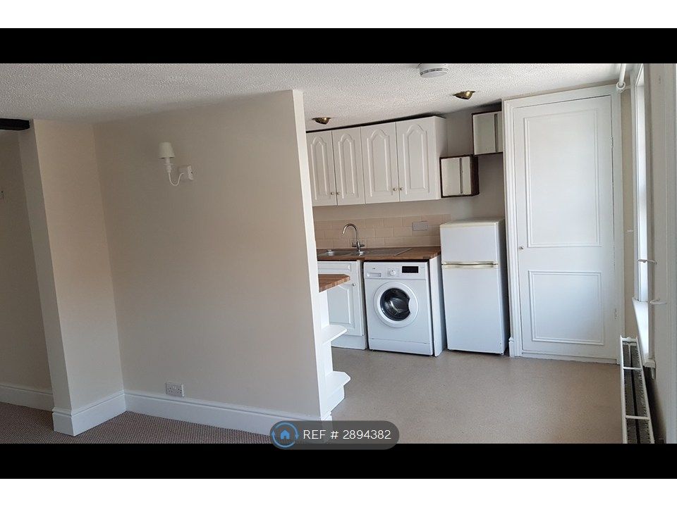 Property photo 3 of 11 Living Room/Kitchen