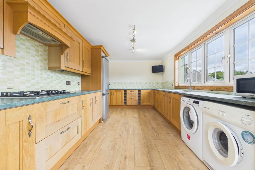 Property photo 3 of 31