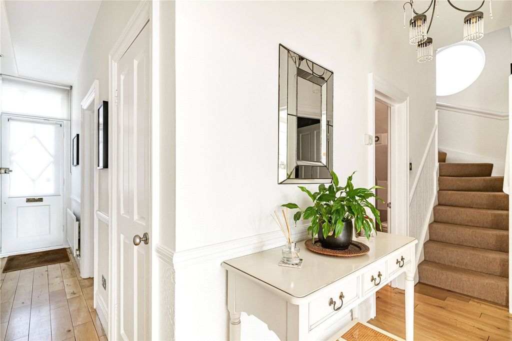 Property photo 3 of 20 Entrance Hall