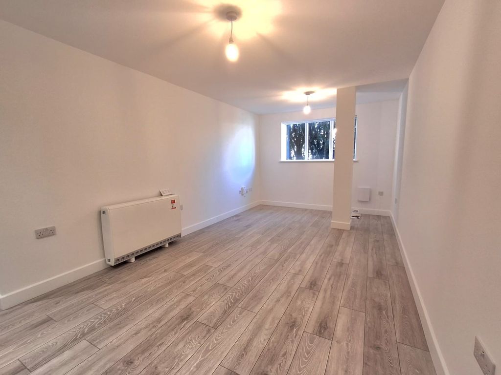 Property photo 3 of 8 Lounge