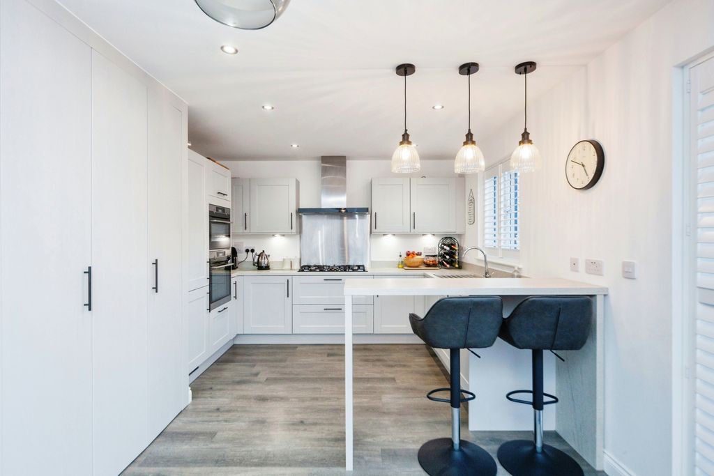 Property photo 3 of 17 Kitchen