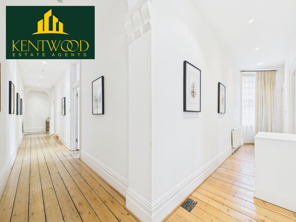 Property photo 2 of 18 Hallway