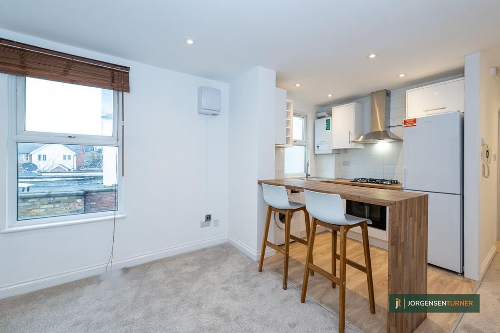 Property photo 3 of 11 South Ealing Road Lr - Jt.Jpg