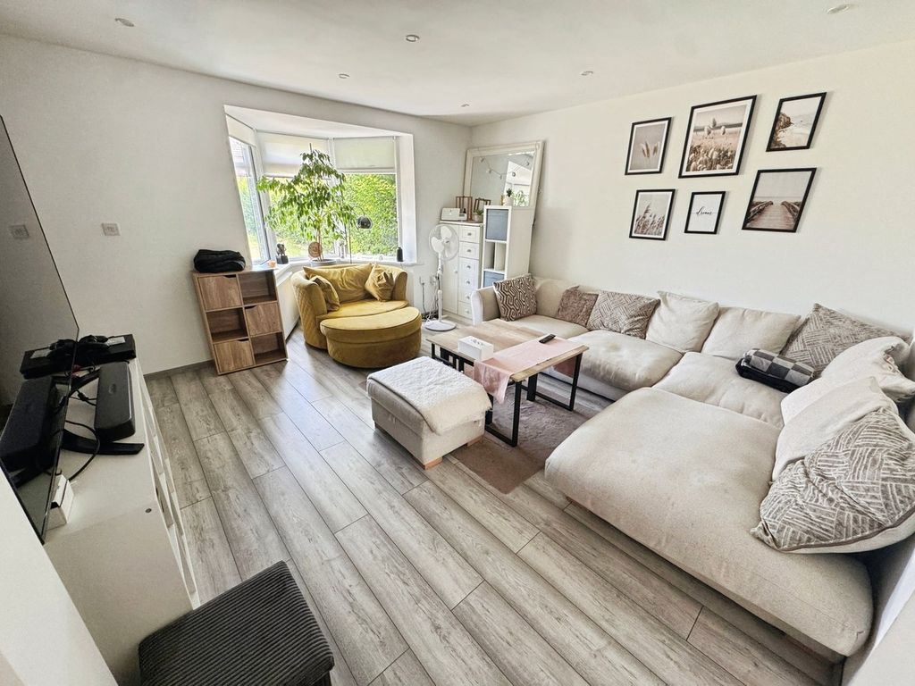Property photo 3 of 13 Lounge