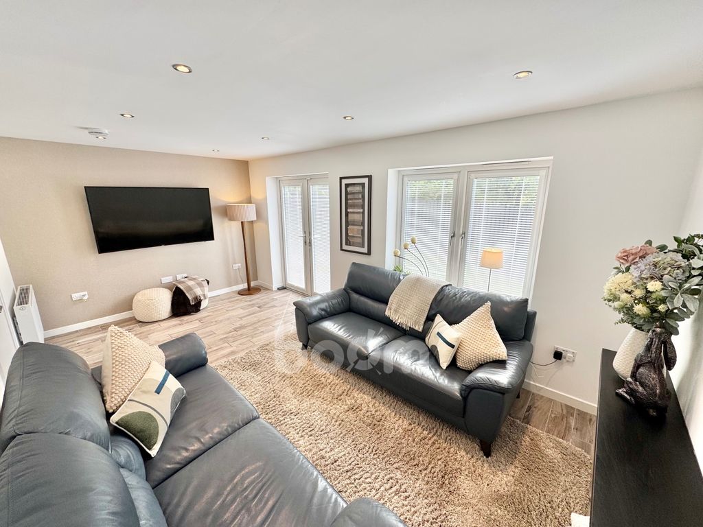 Property photo 2 of 30 Auldlea Gardens, Beith Lounge Pic