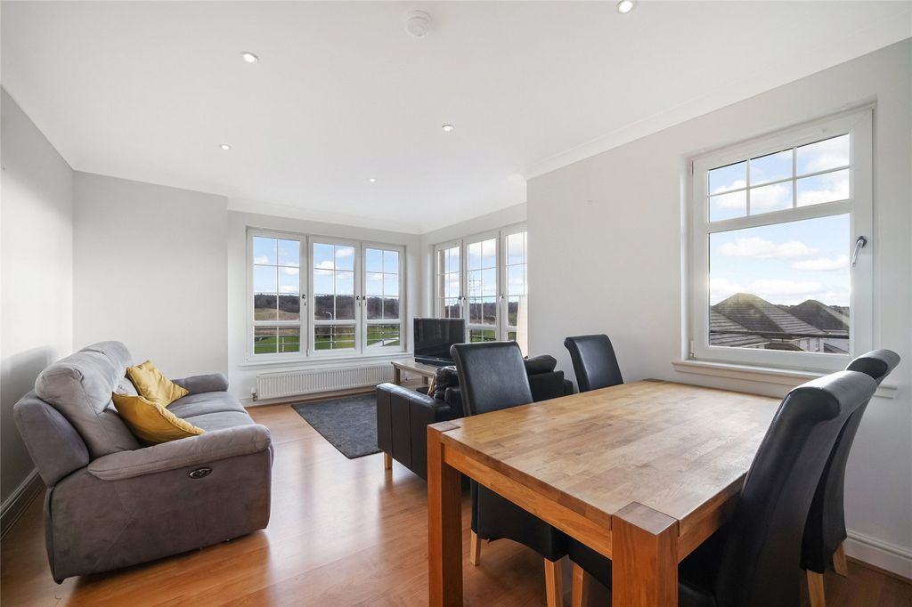 Property photo 2 of 19 Living/Dining Room