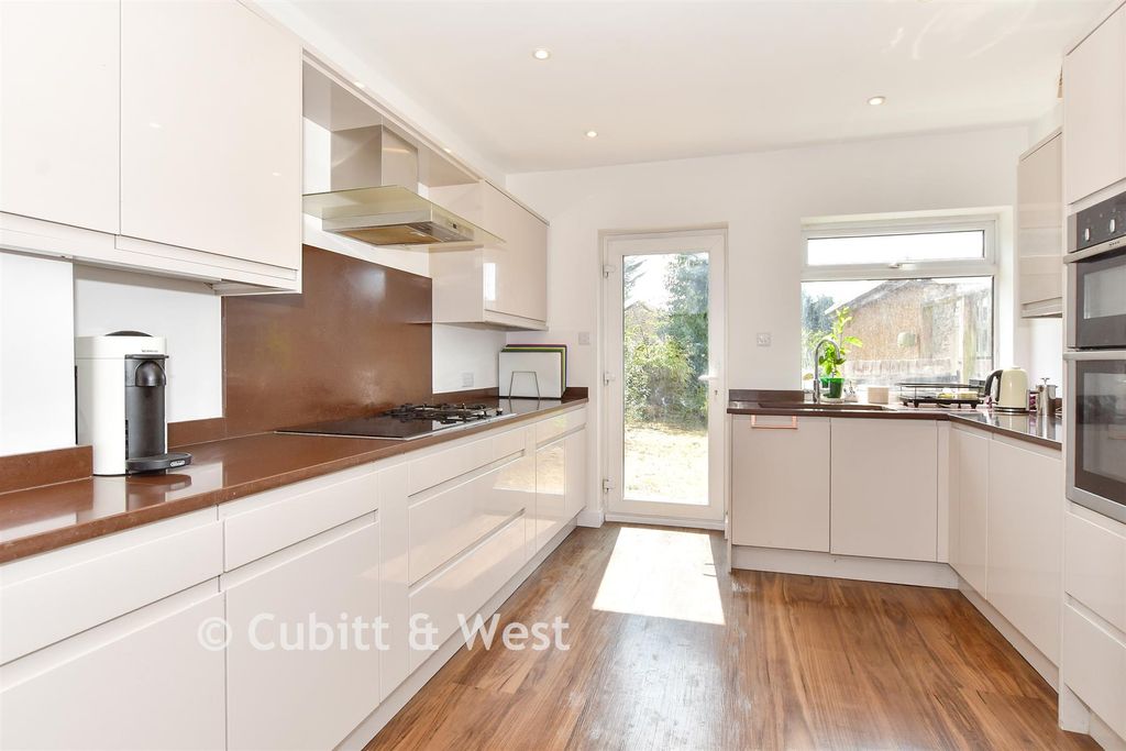 Property photo 2 of 20 Kitchen