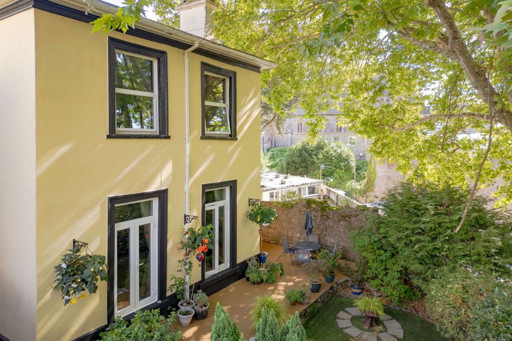 Property photo 2 of 33