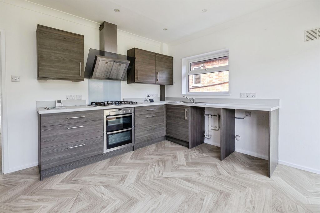 Property photo 3 of 16 Kitchen