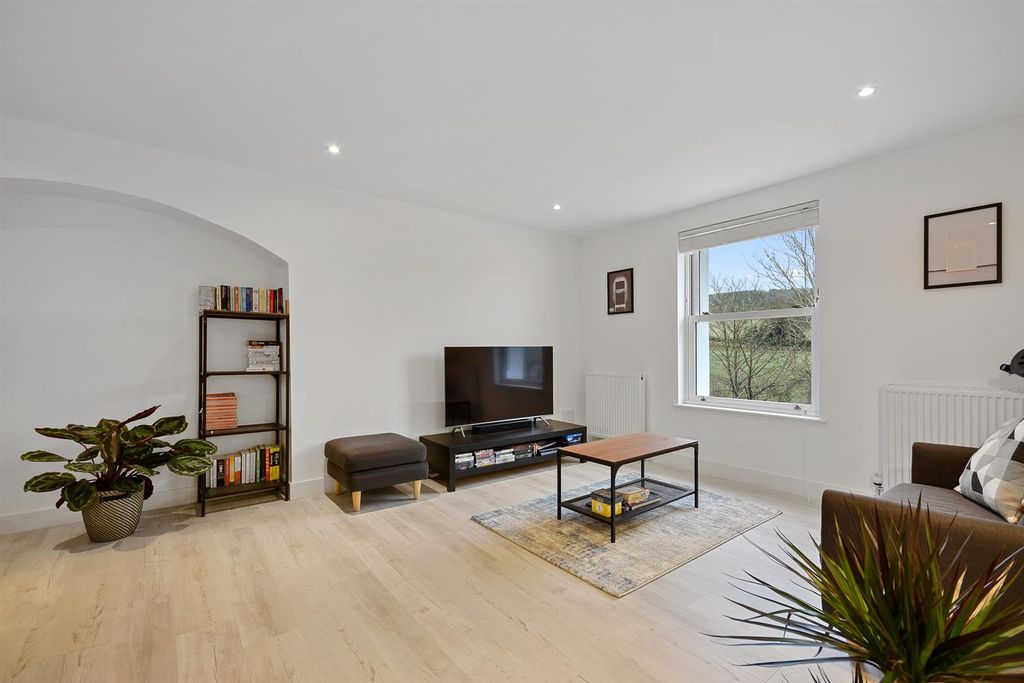 Property photo 3 of 11 Lounge.Jpg