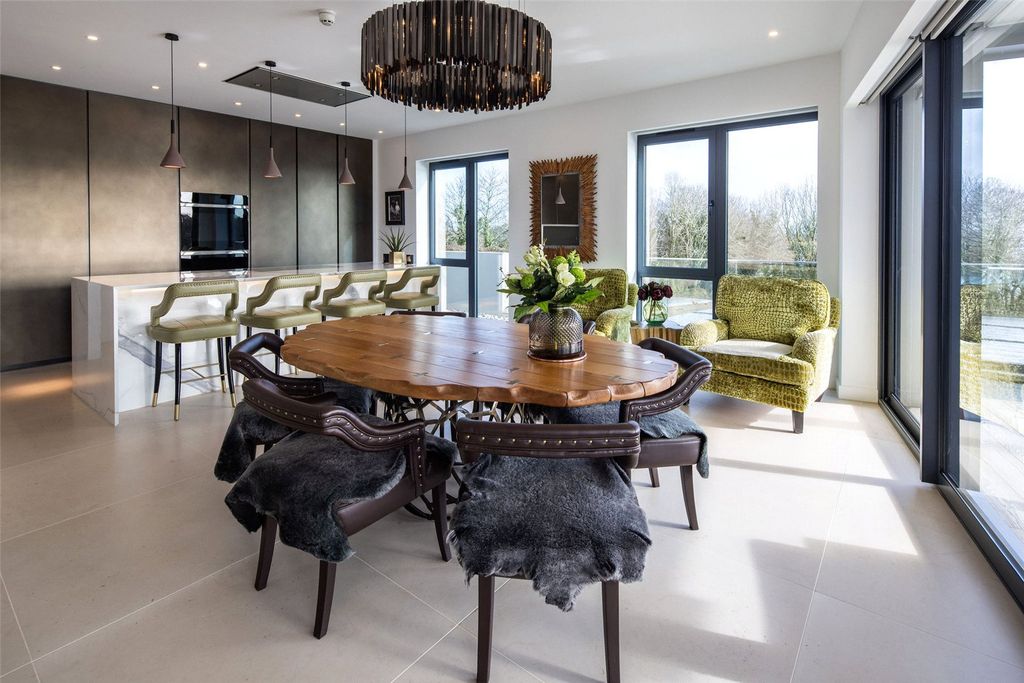 Property photo 3 of 28 Kitchen/Dining