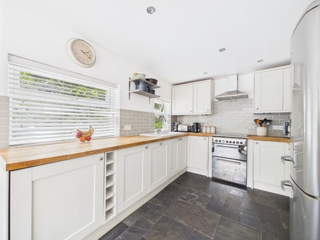 Property photo 3 of 18 Kitchen