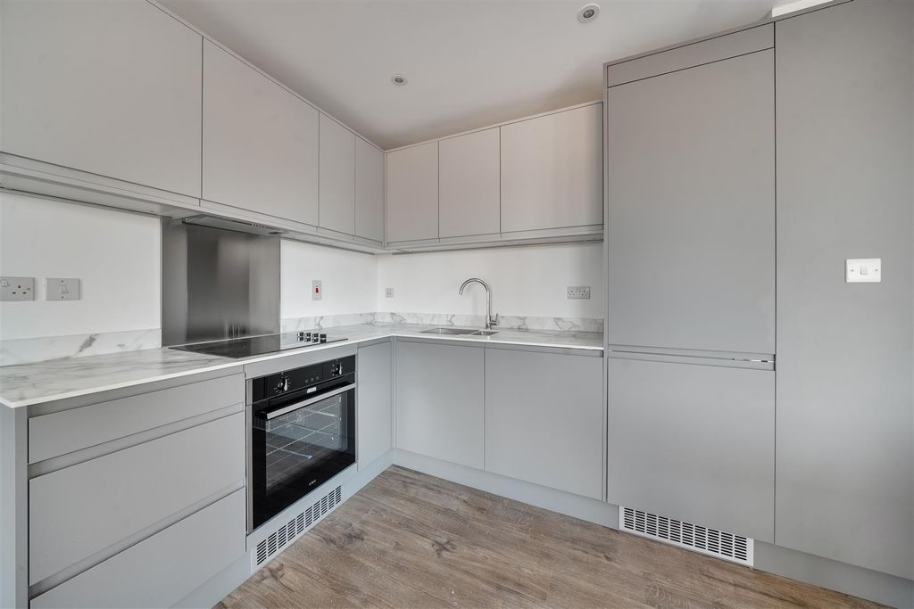 Property photo 3 of 16 1389258-2-694522E71300E.Jpg