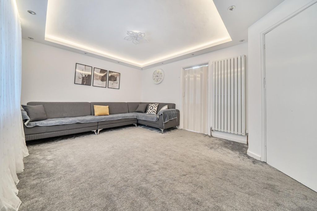 Property photo 2 of 13 1-69719B0d42221-1403398-11-6970Aa2Fa6c6B-1.Jpg