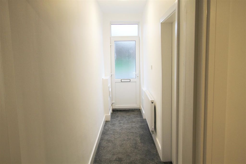 Property photo 2 of 8 Entrance Hall.Jpg