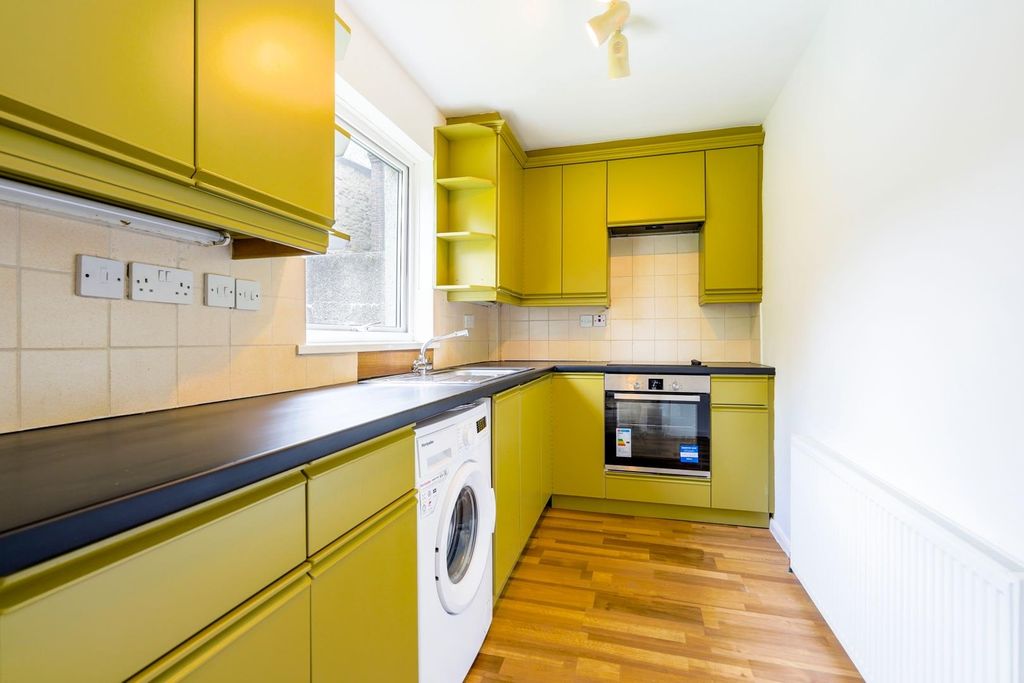 Property photo 3 of 7 Kitchen
