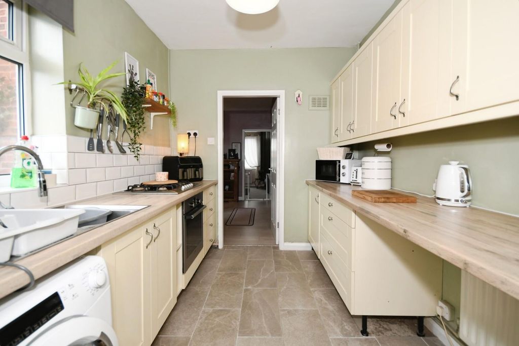 Property photo 2 of 17 Kitchen 03.Jpg