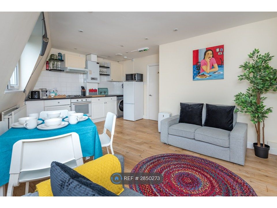 Property photo 3 of 19 Salon/Kitchen