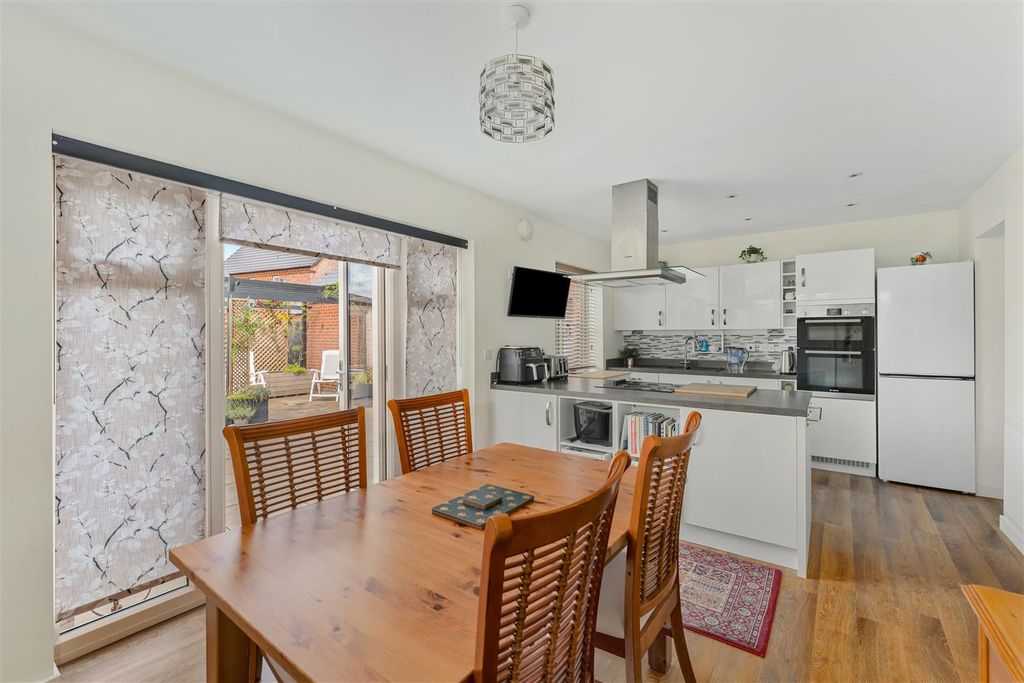 Property photo 3 of 17 62 George Parish Road, Banbury-10.Jpg