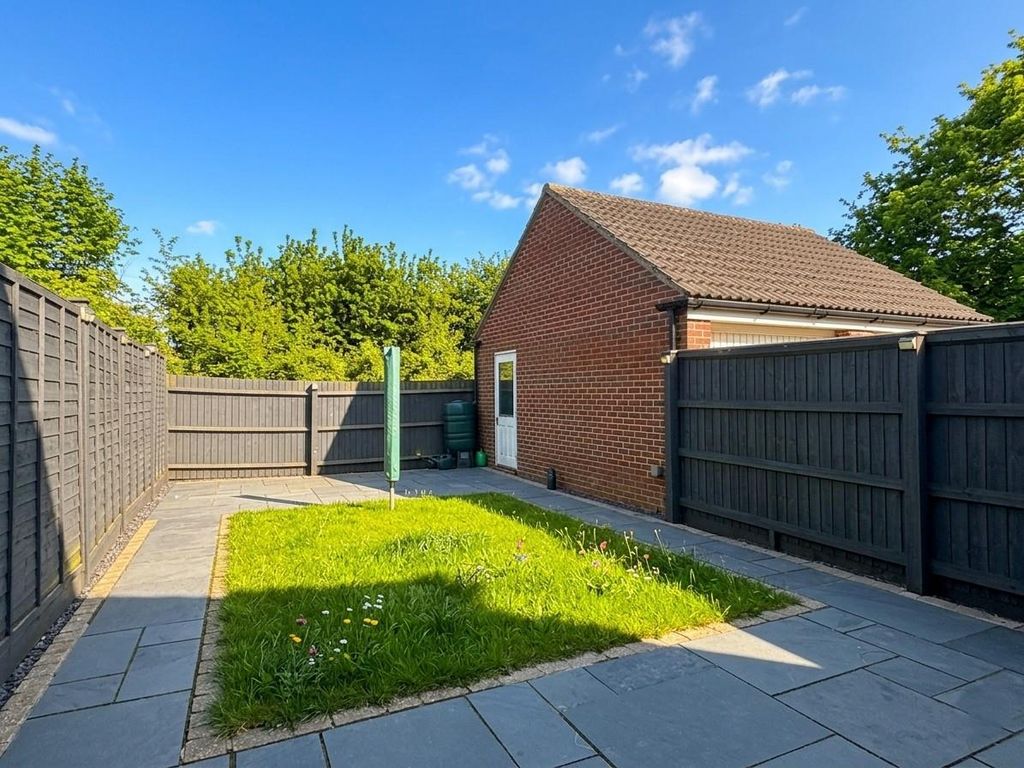 Property photo 2 of 9 Garden 1