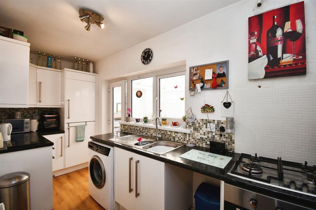 Property photo 3 of 9 Kitchen