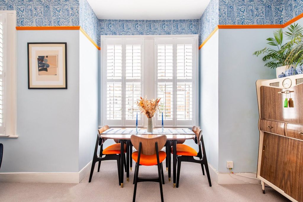 Property photo 3 of 11 Living Room