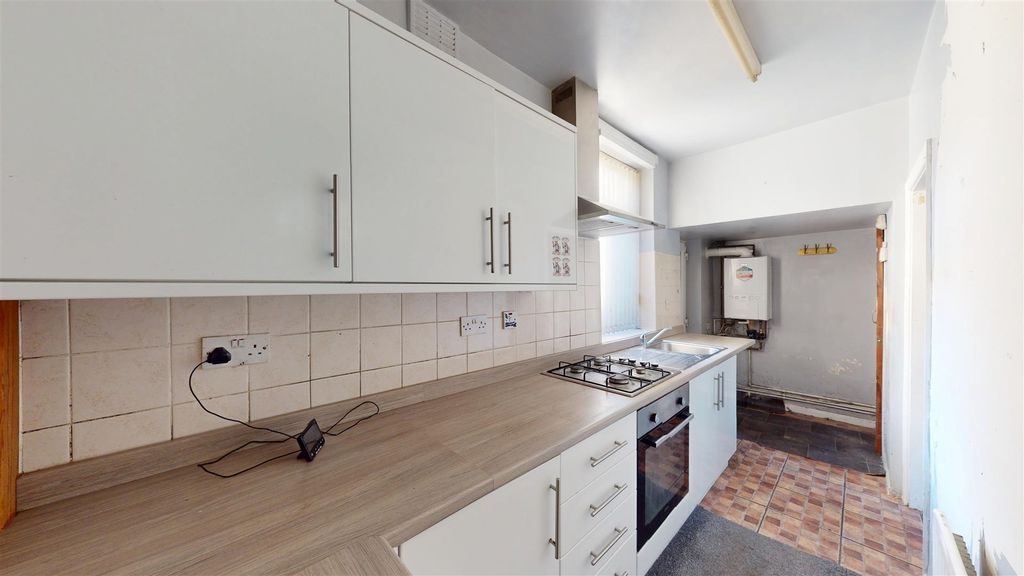 Property photo 3 of 7 Kitchen