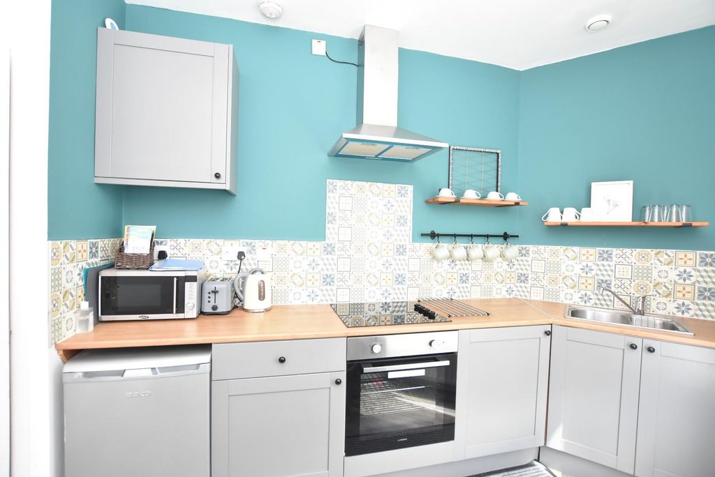 Property photo 2 of 26 Flat B - Kitchen.Jpg