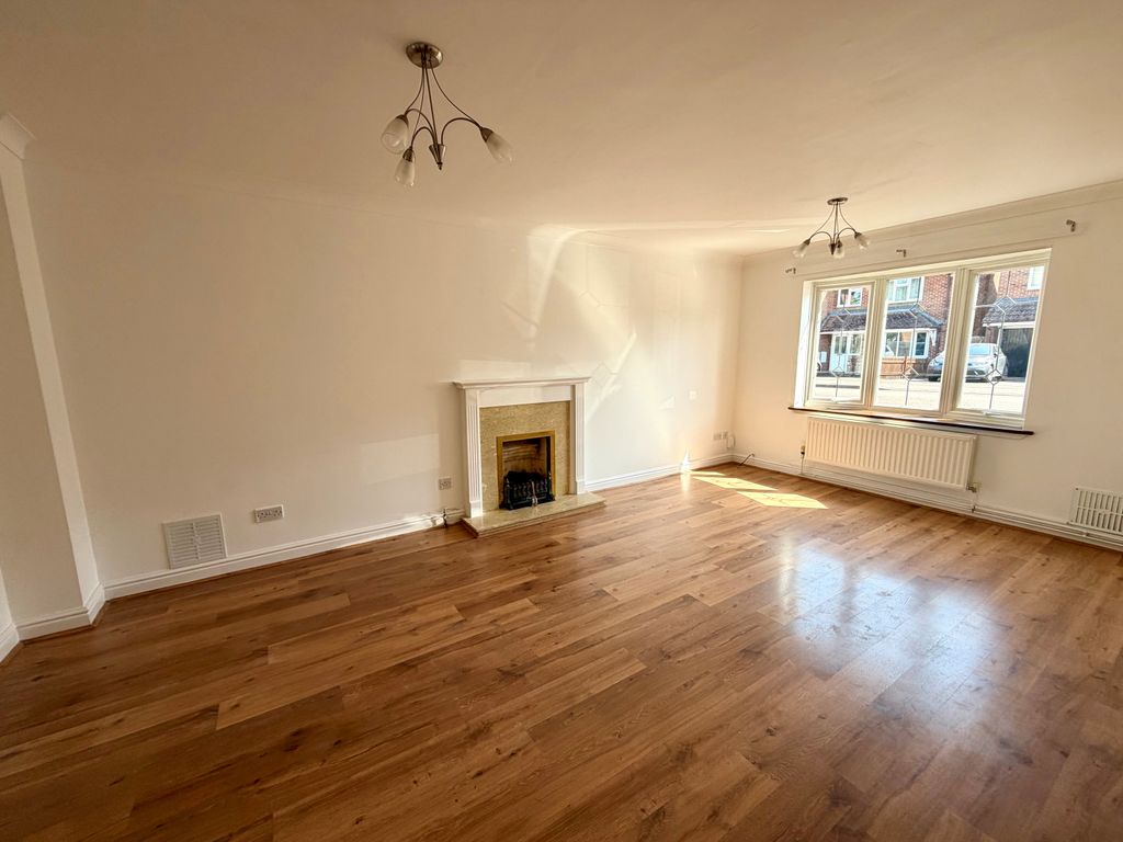 Property photo 3 of 19 Image