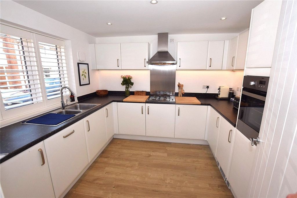 Property photo 2 of 11 Picture No. 27