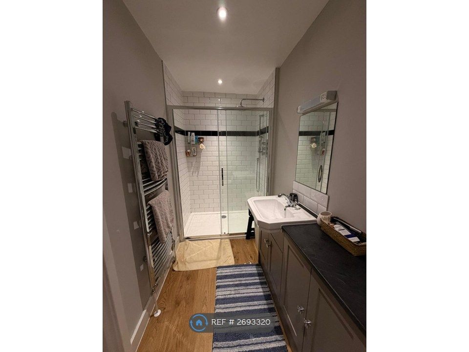 Property photo 2 of 11 Ensuite