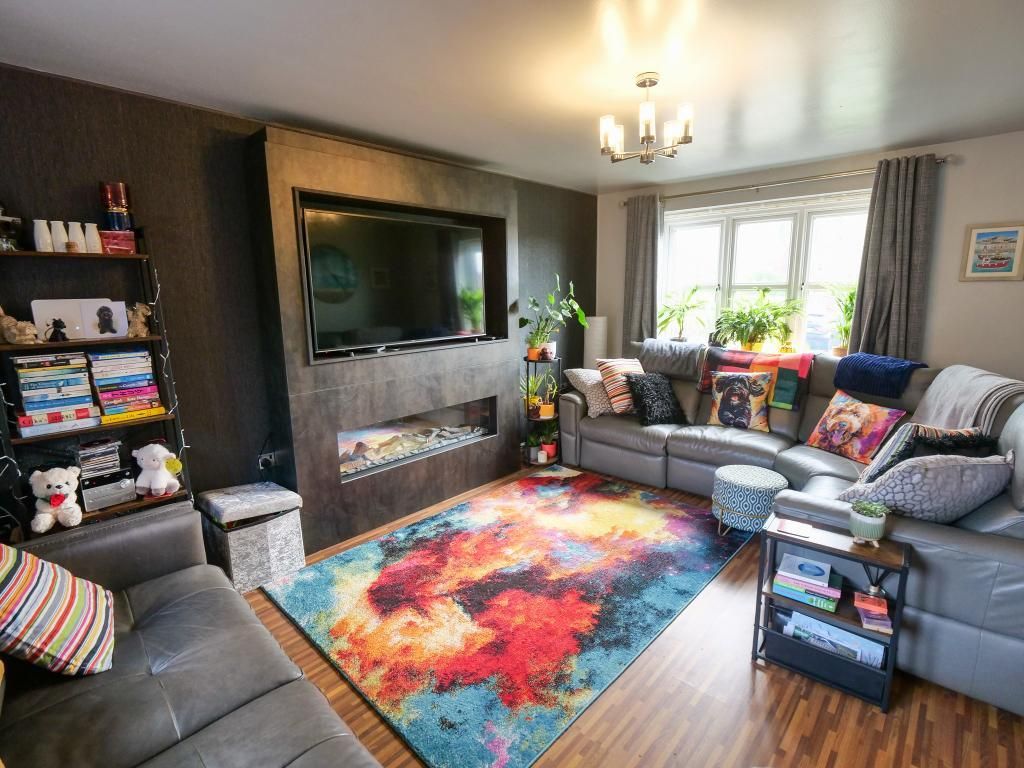 Property photo 3 of 17 Living Room