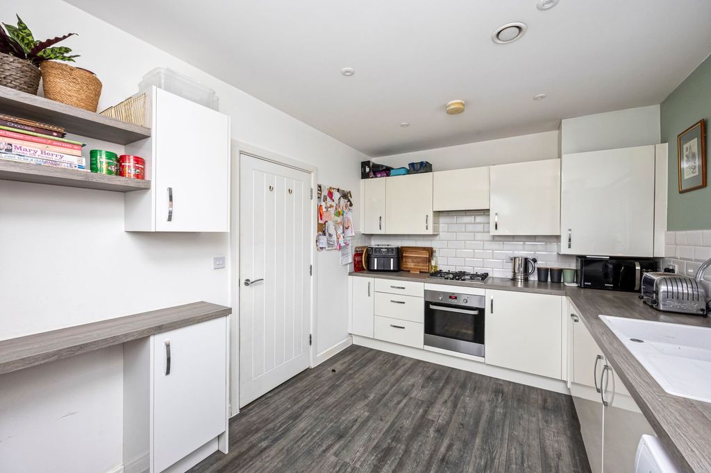 Property photo 2 of 18 Kitchen