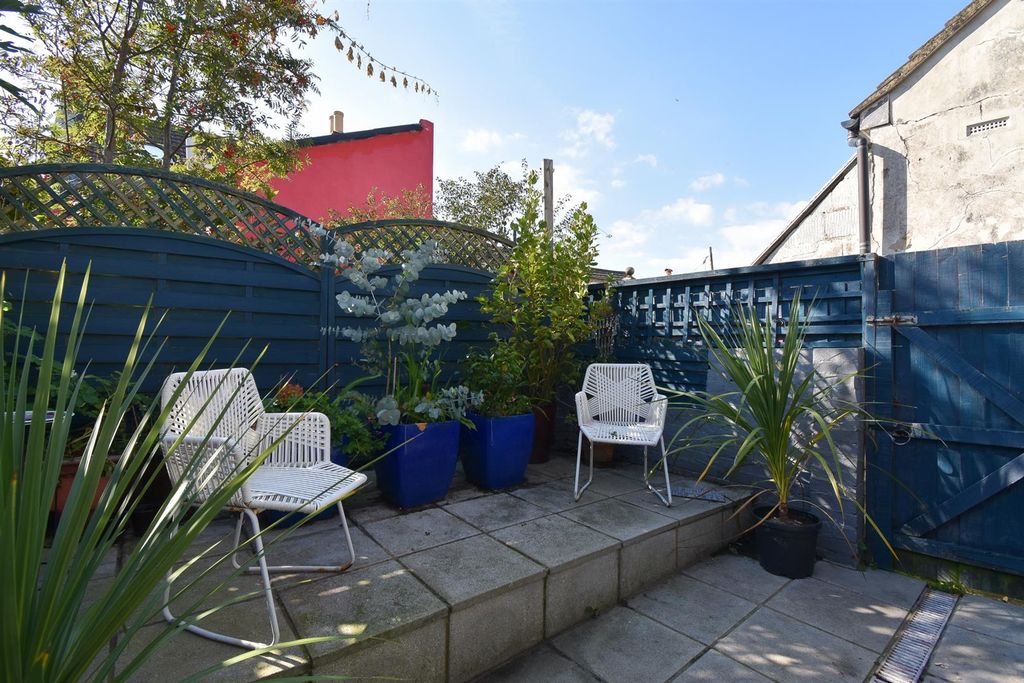 Property photo 2 of 21 Garden