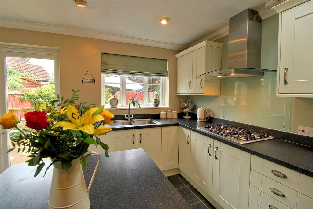 Property photo 3 of 33 Kitchen