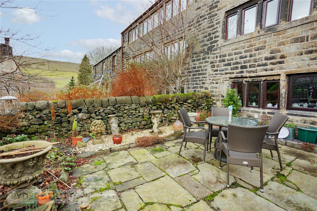 Property photo 3 of 22 Front Garden