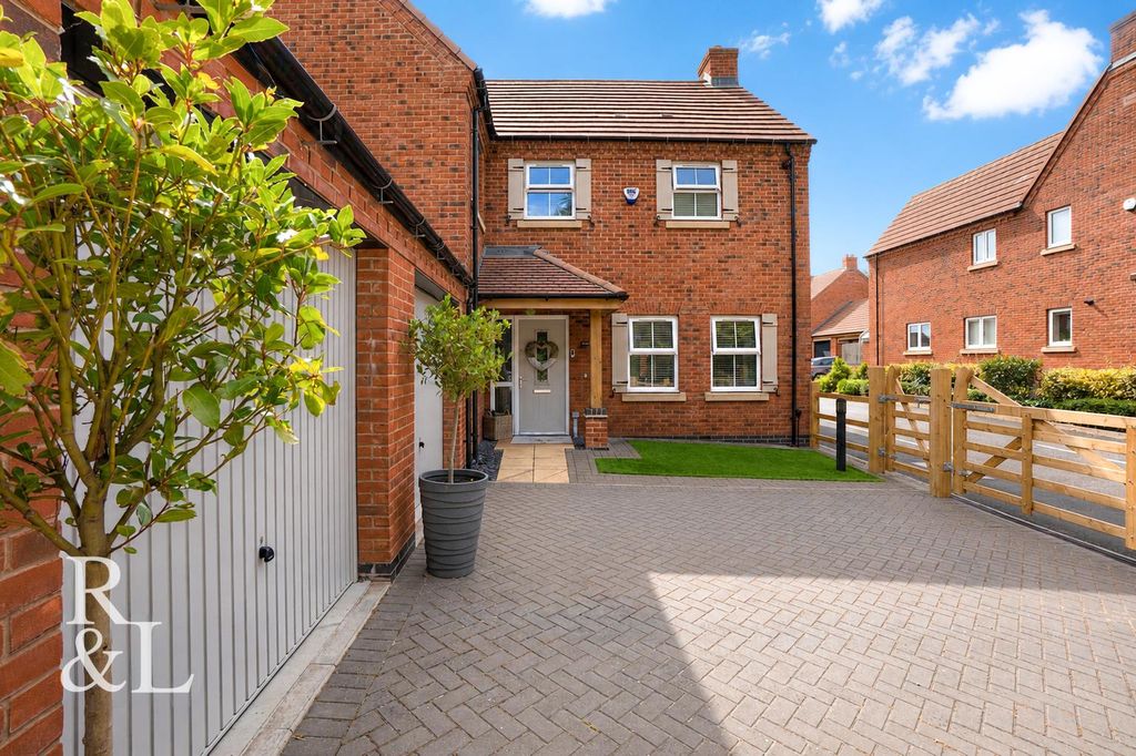 Property photo 3 of 33 Royston&Lund (27).Jpg