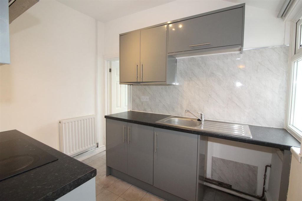 Property photo 3 of 18 Kitchen