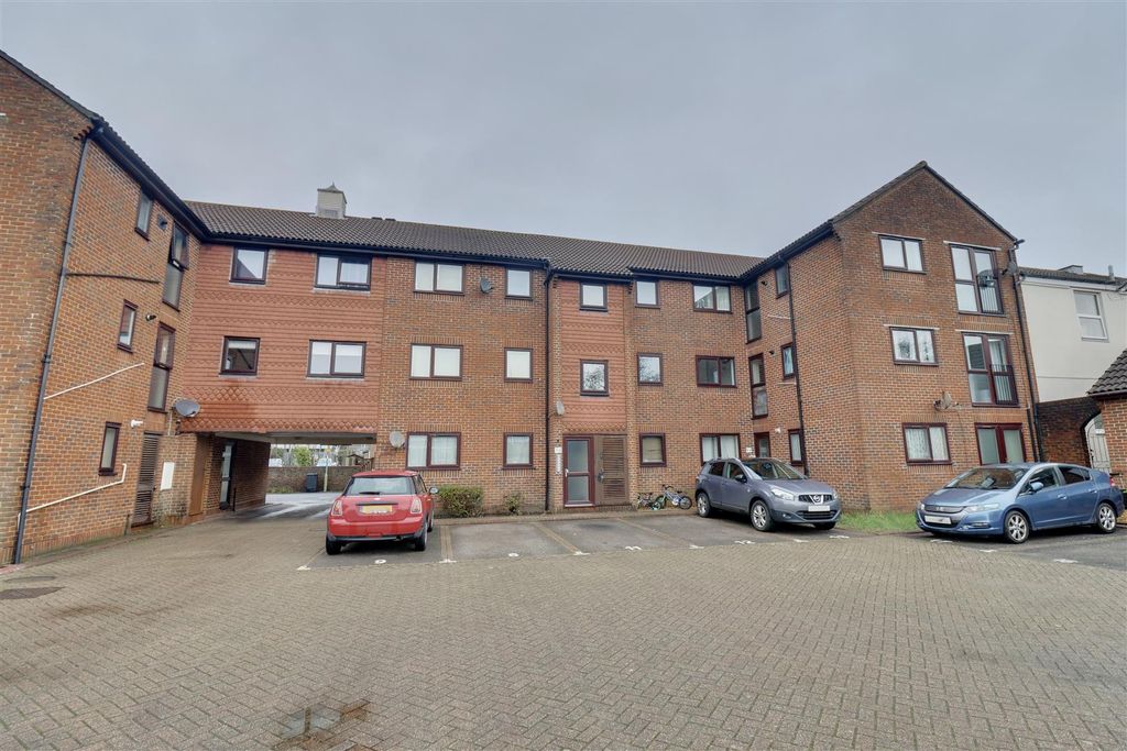 Property photo 1 of 10 52A31B8F-C37D-4E45-8A2E-A118Cec1Bded_1_201_A.Jpeg