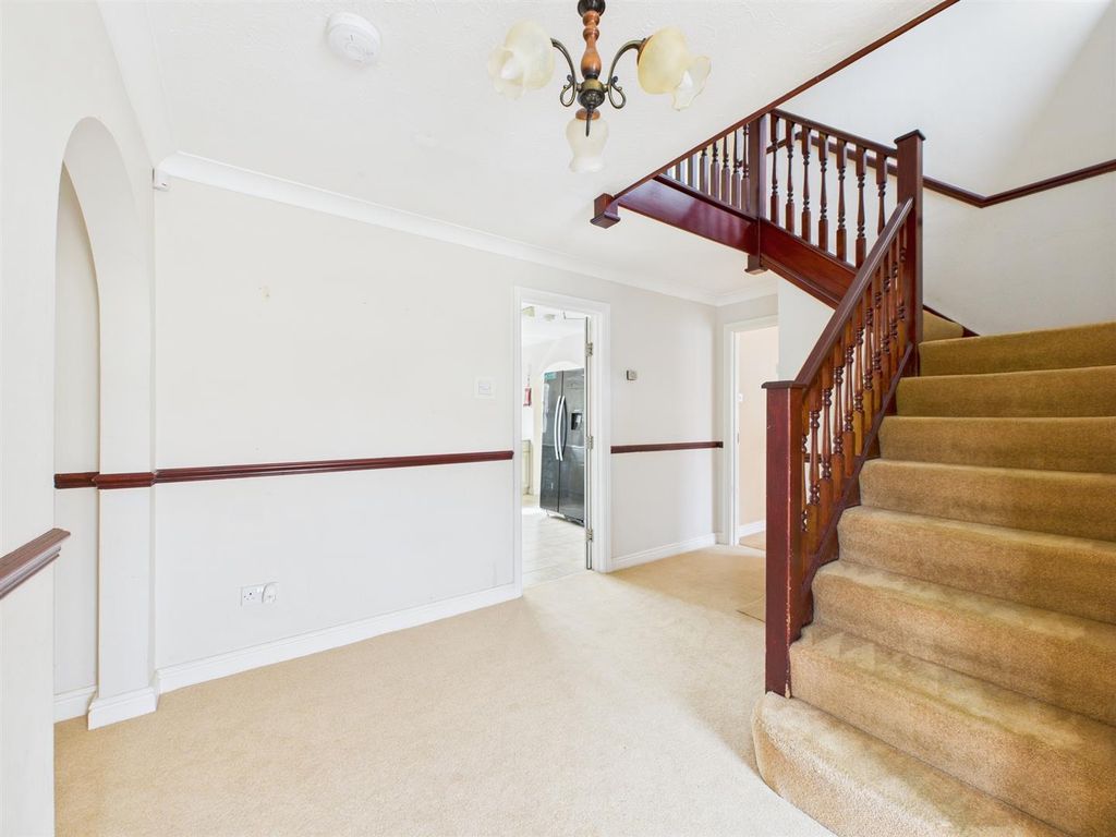 Property photo 3 of 25 Entrance Hallway