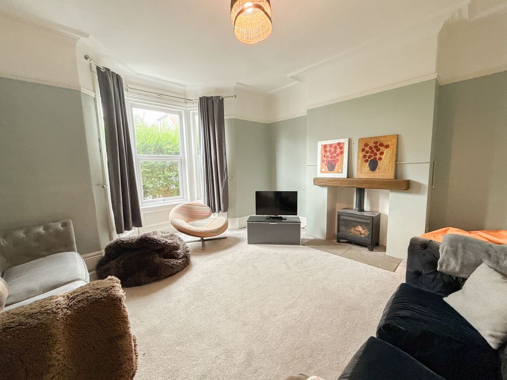 Property photo 3 of 12 Lounge