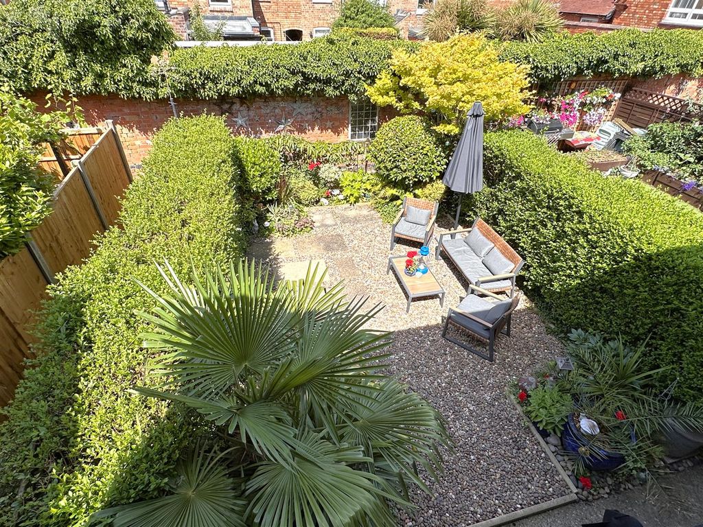 Property photo 3 of 19 Lovely Landscaped Garden 177